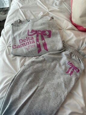 Gildan Gray Sweatshirt & Joggers with Pink Delta Gamma Bow large top medium pant